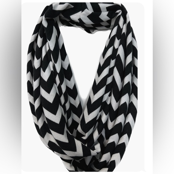 NWT Chevron Infinity Scarf Black/White - Picture 1 of 4